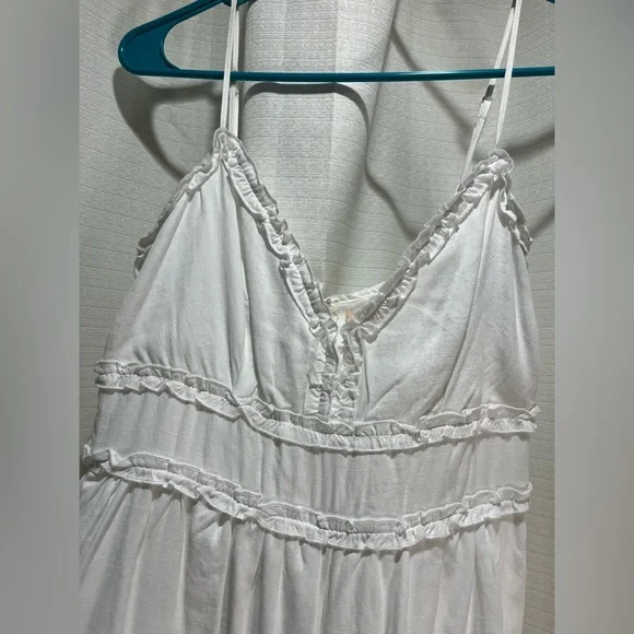 Francesca’s white romper - Picture 3 of 5